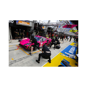 Pitstop en bandenwissel 24 uur Le Mans Iron Dames