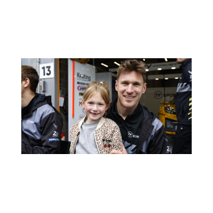 Coureur Nicky Catsburg met zijn dochter tijdens de handtekeningensessie