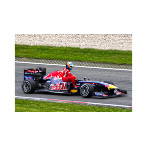Formule 1 2011 Nurbugring Mark Webber geeft Fernando Alonso een lift