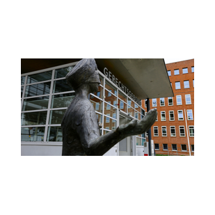 Vrouwe Justitia voor de rechtbank in Utrecht