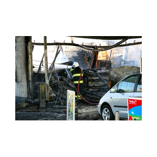 Auto rijdt benzinesstation binnen