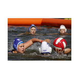 Waterpolo in de Utrechte Catharijnesingel voor Tivoli Vredenburg