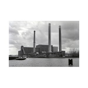 De Peguspijpen op de Lage Weide, met het Amsterdamrijnkanaal circa 1980