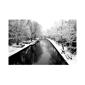 Oudegracht Utrecht in de winter met sneeuw