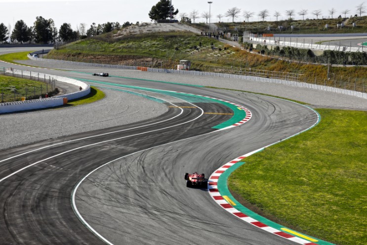 Louis Hamelton en Sebastian Vettel op het circuit Barcelona 2020